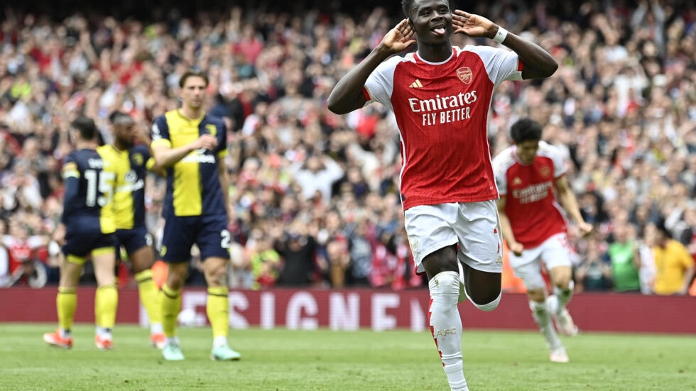 Arsenal moved four points clear at the top of the Premier League as Bukayo Saka and Leandro Trossard inspired a 3-0 win against