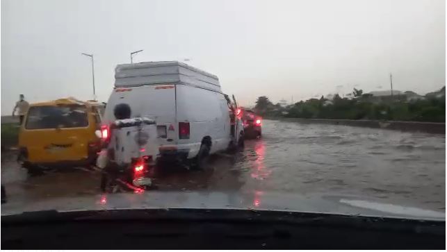 Flood on the long bridge of Lagos-Ibadan Expressway