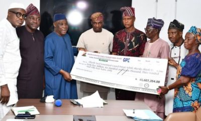 Makinde presents N3.5b support grants to 105 pry schools for renovation of facilities