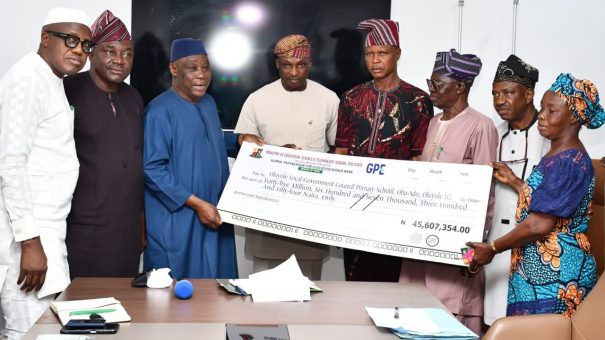 Makinde presents N3.5b support grants to 105 pry schools for renovation of facilities