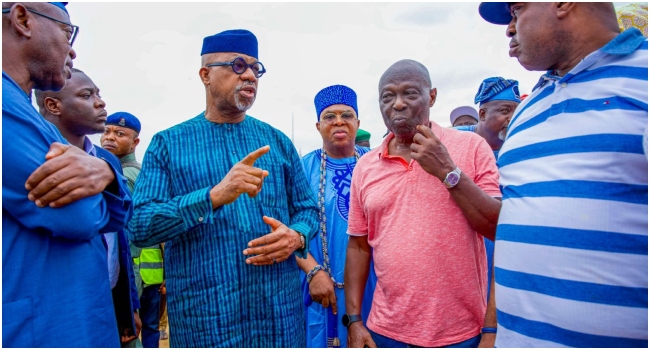 The Olokine of Ojowo-Ijebu Igbo in Ijebu North Local Government Area of Ogun State, Oba Abayomi Banjo (middle) cutting the tape