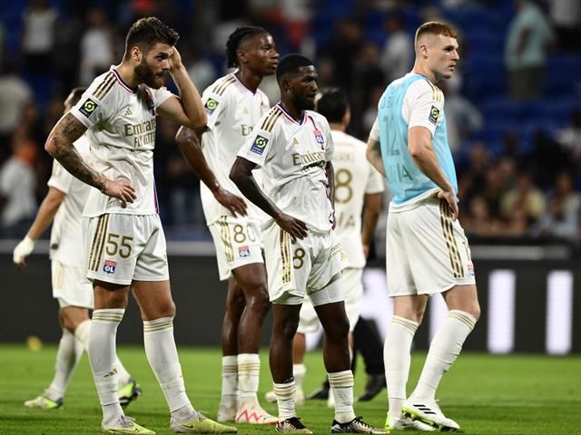 Lyon put majority of squad on transfer market to meet sales target