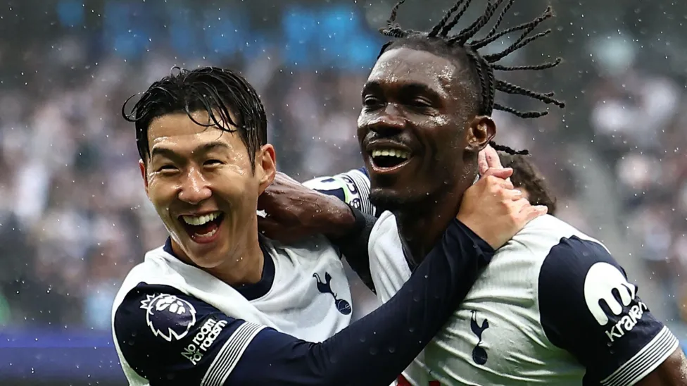 Tottenham thrash woefulful Everton with Son's double