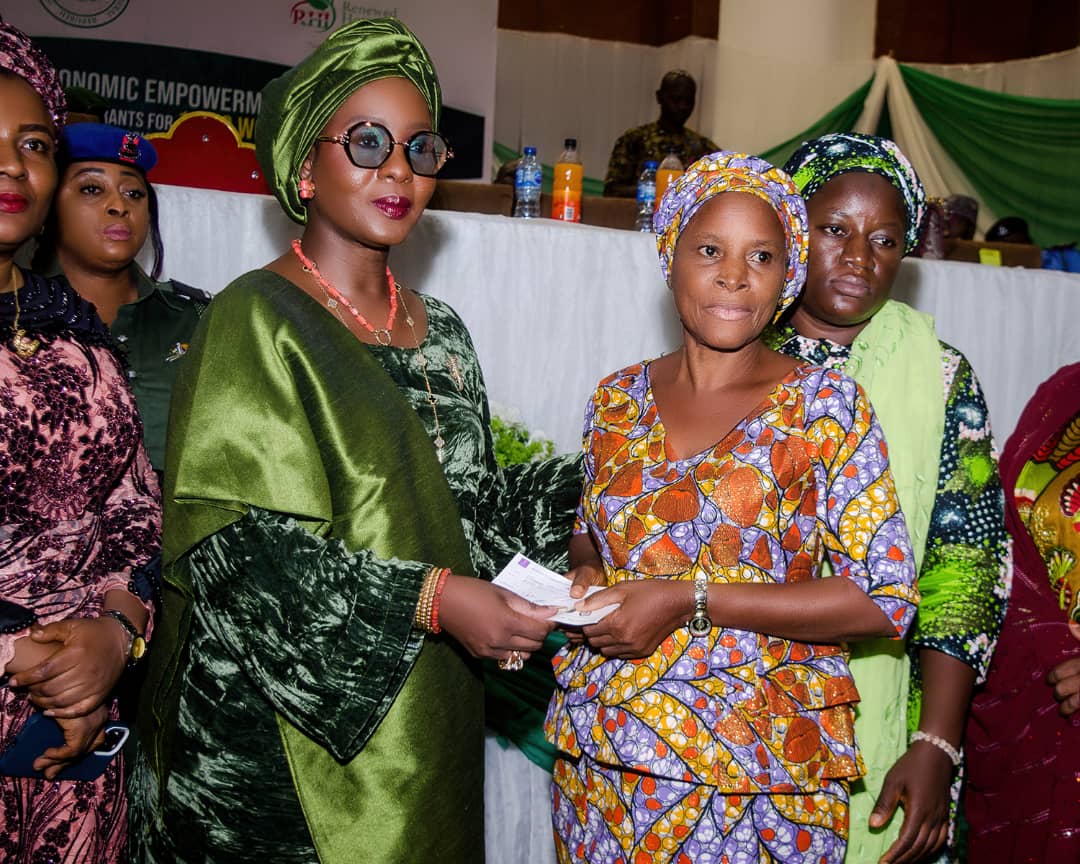 Women petty traders numbering 1,000 have got a sum of N50,000 each from First Lady Remi Tinubu Renewed Hope Initiative (RHI) empowering