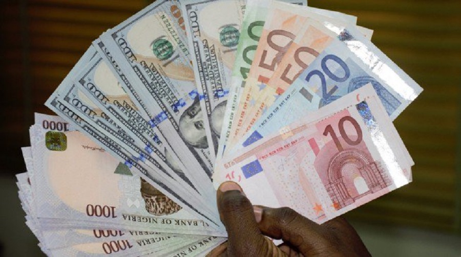 Fresh details as Naira falls to N2,200